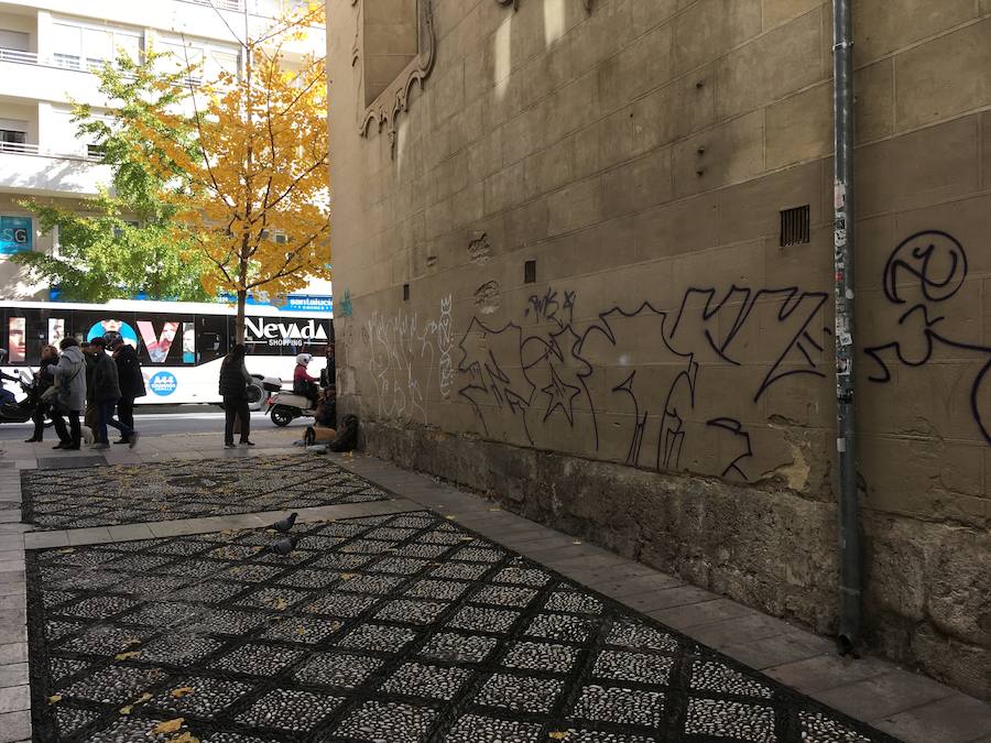 El Arzobispado ha detectado dos pintadas recientes, investigadas por la Policía Local, que se suman a las que no se pueden borrar o 'reaparecen' con el tiempo