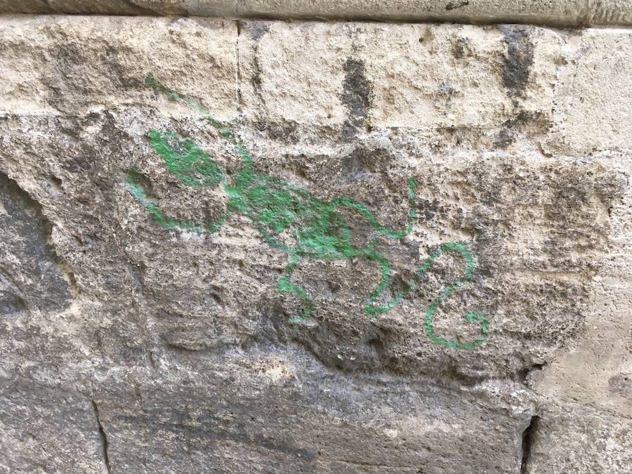 El Arzobispado ha detectado dos pintadas recientes, investigadas por la Policía Local, que se suman a las que no se pueden borrar o 'reaparecen' con el tiempo