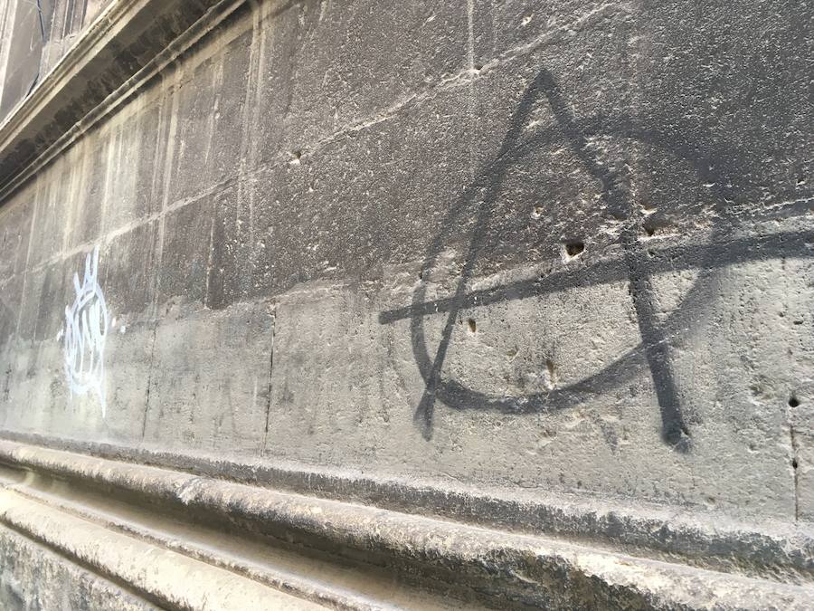 El Arzobispado ha detectado dos pintadas recientes, investigadas por la Policía Local, que se suman a las que no se pueden borrar o 'reaparecen' con el tiempo