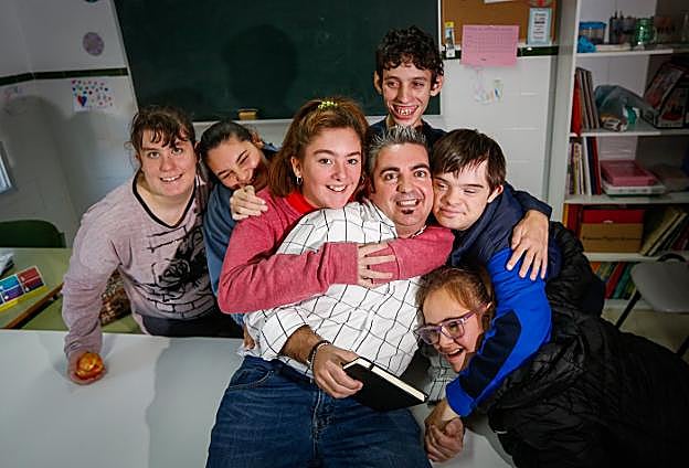 Juan, rodeado de varios alumnos muy especiales. 