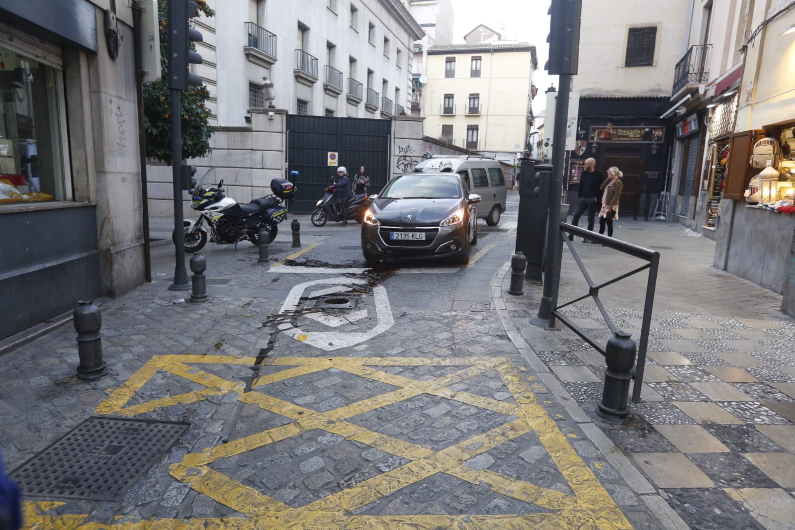 Todo apunta a que el conductor se saltó un semáforo en rojo y le saltó la pilona justo en el momento de pasar