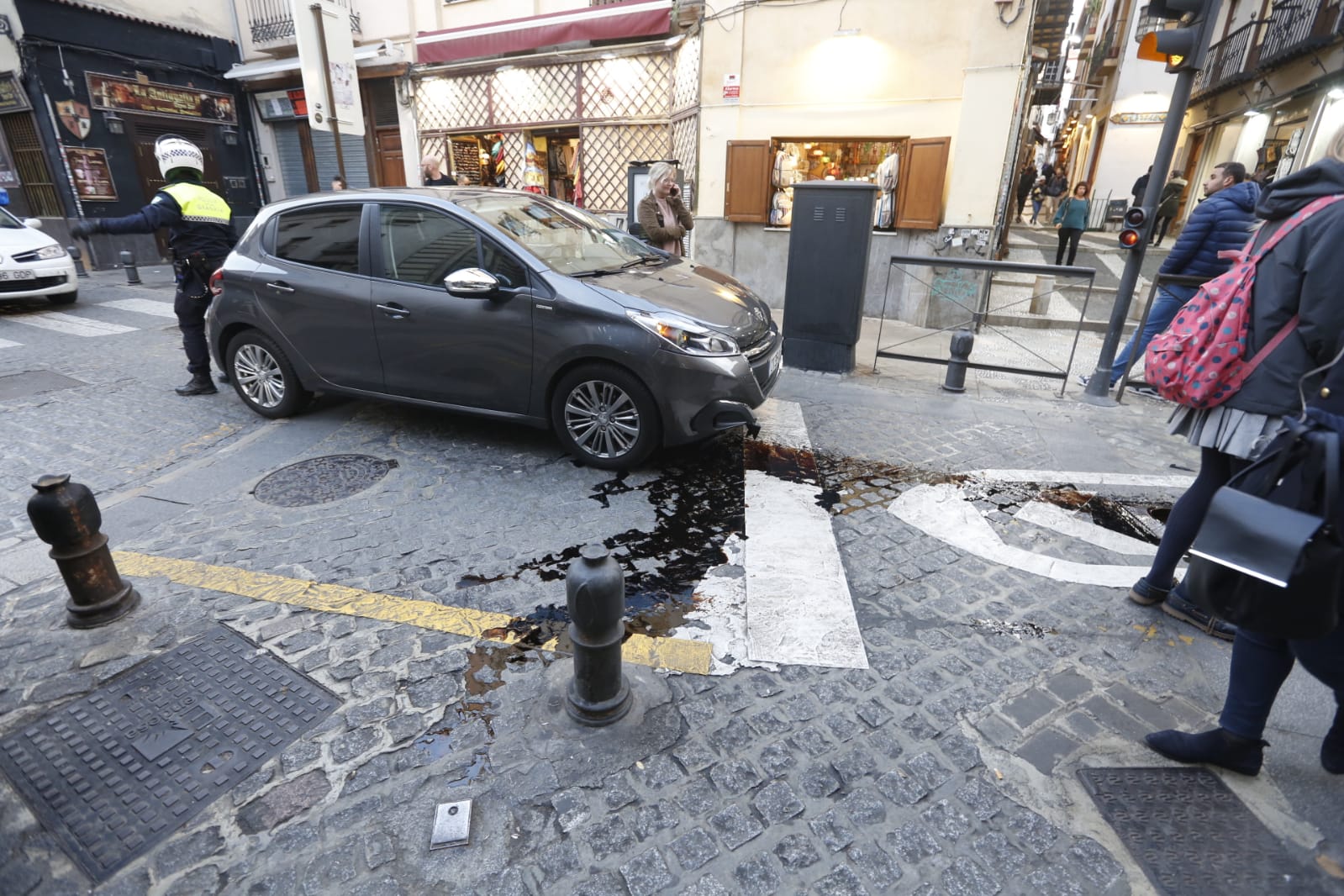Todo apunta a que el conductor se saltó un semáforo en rojo y le saltó la pilona justo en el momento de pasar
