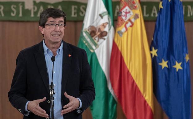 El líder de Ciudadanos, Juan Marín, durante su comparecencia tras la reunión que han mantenido esta tarde en el Parlamento andaluz en Sevilla con el Partido Popular.