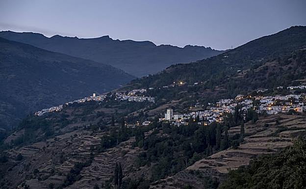 A la izquierda, el municipio de Capileira, en el barranco del Poqueira.