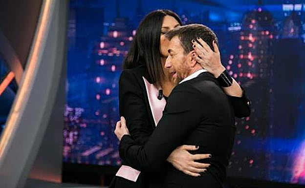 Pablo Motos junto a Laura Pausini. 