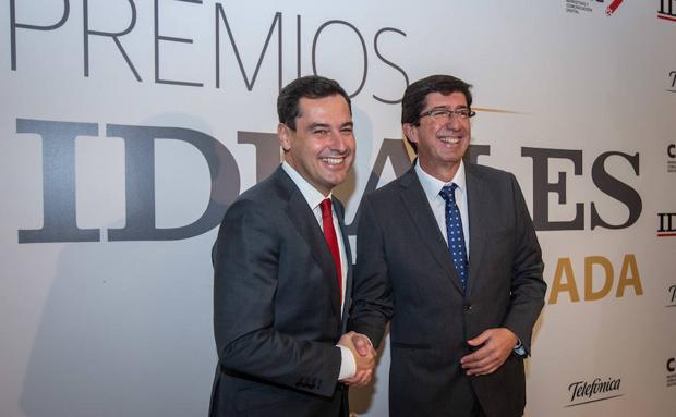 Juanma Moreno y Juan Marín estrechan sus manos antes del acto 