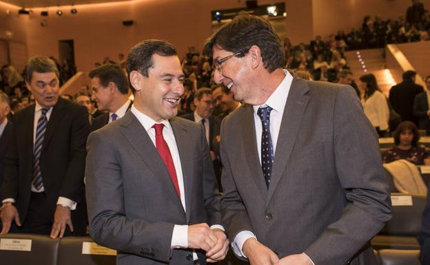 Imagen principal - 1. Juama Moreno y Juan Marín, la foto más esperada de la noche. / 2. El auditorio del Parque de las Ciencias, lleno. / 3. Los galardonas, al final de la gala en el escenario. 