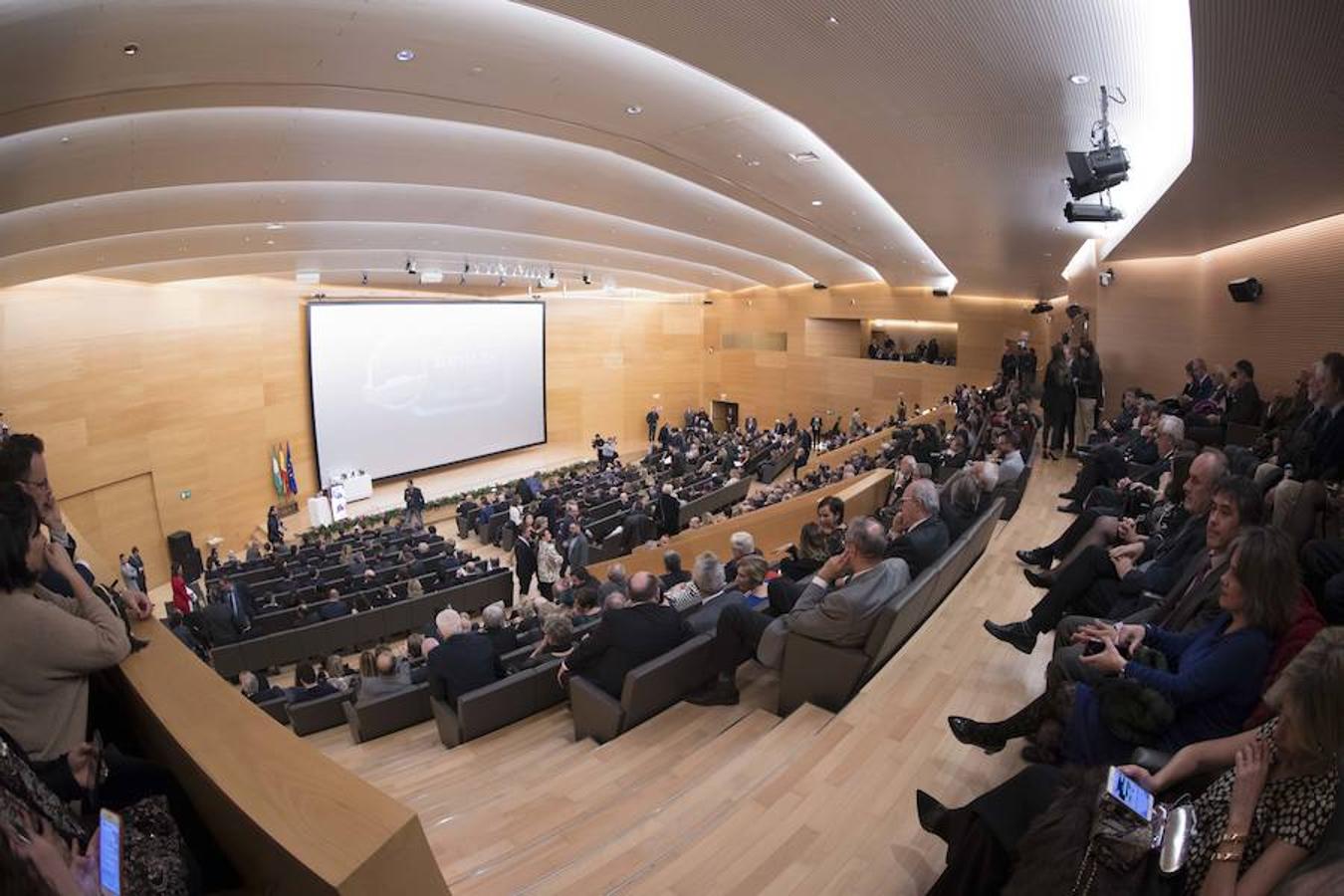 Personas de diferentes ámbitos de la sociedad granadina estuvieron en el Parque de las Ciencias para asistir al evento