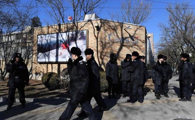 Efectivos de la Policía china, desplegados delante de la Embajada de Canadá en Pekín.