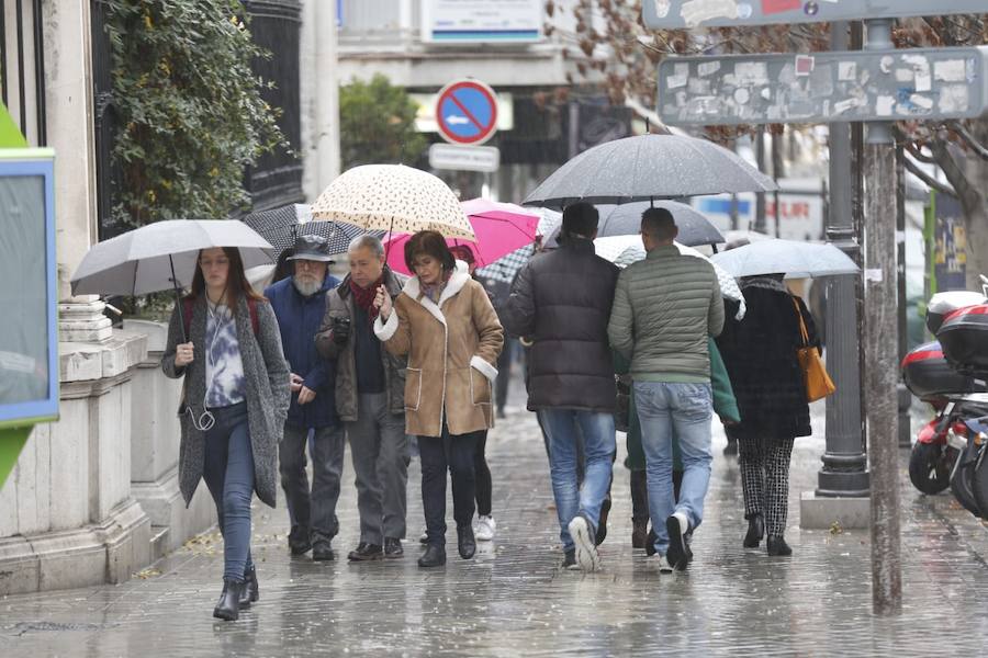 La capital vive una jornada con mal tiempo y en alerta amarilla por el viento