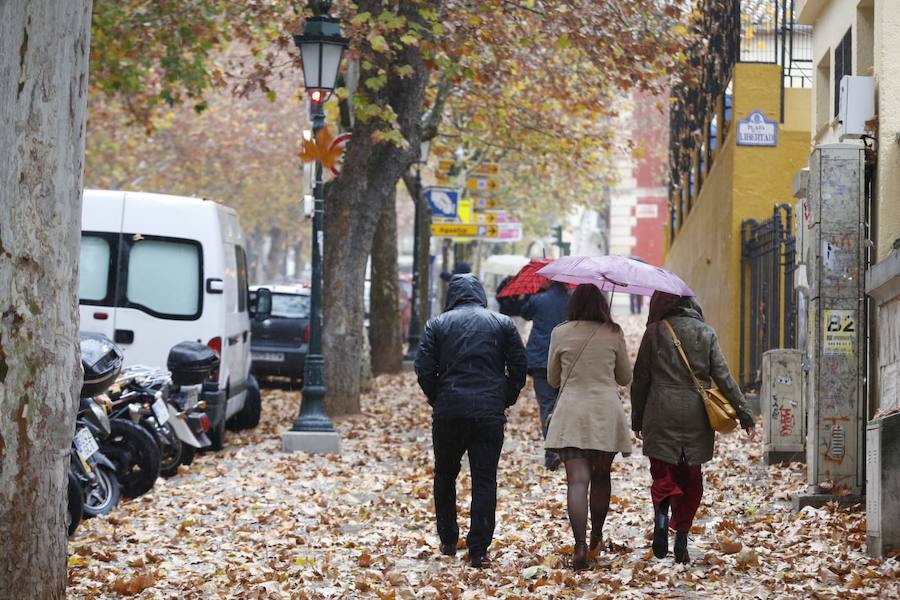 La capital vive una jornada con mal tiempo y en alerta amarilla por el viento