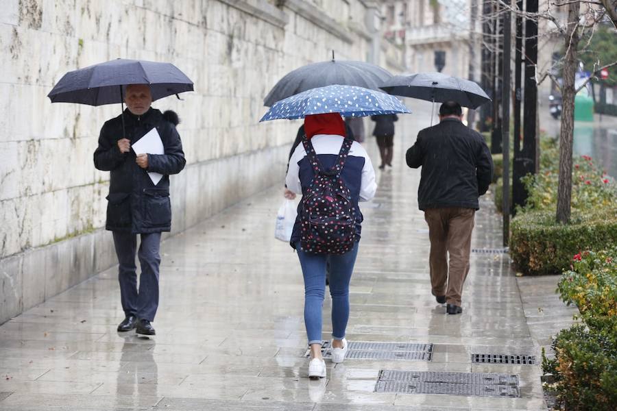 La capital vive una jornada con mal tiempo y en alerta amarilla por el viento
