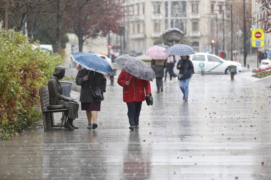 La capital vive una jornada con mal tiempo y en alerta amarilla por el viento