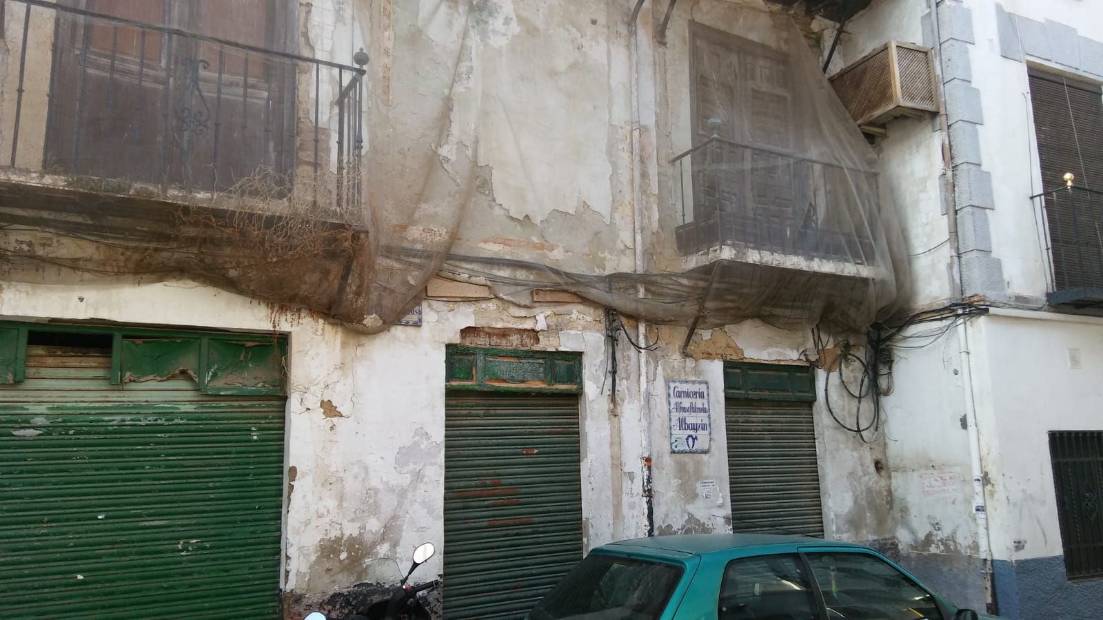 Vivienda en mal estado en la calle Panaderos, que genera humedades a los vecinos.