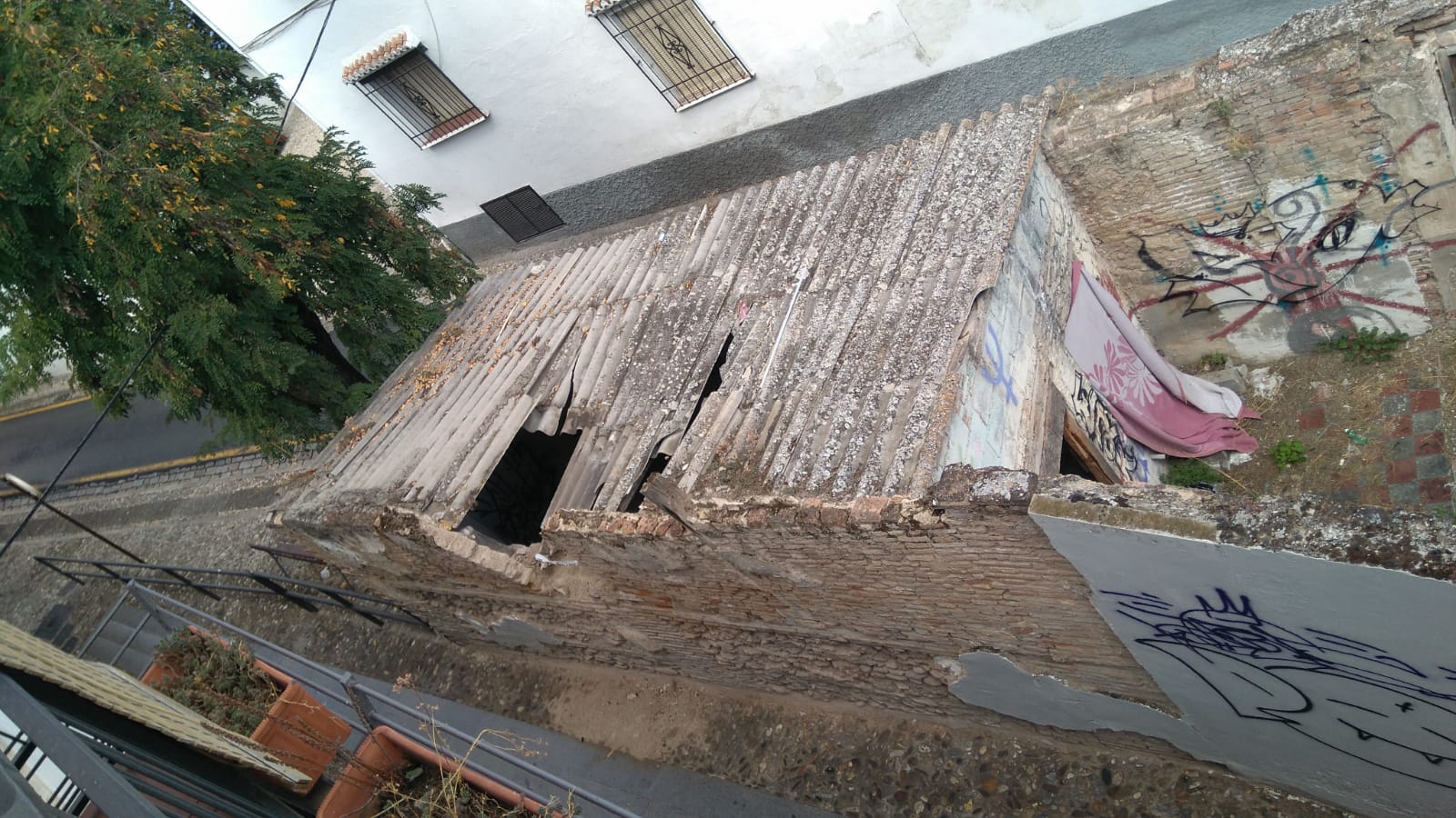 Vivienda entre la cuesta del Chapiz y la calle Veredilla de San Agustín. Tiene parte del tejado y la fachada derruida.