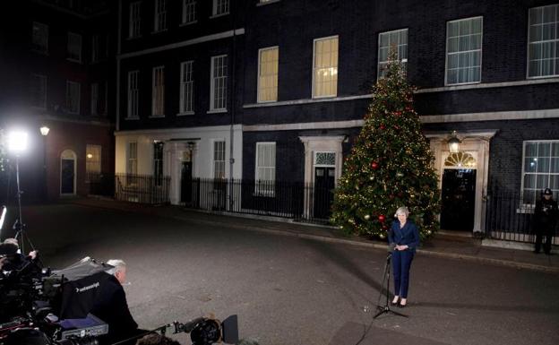 La primera ministra británica, Theresa May, da una declaración fuera de 10 Downing Street. 