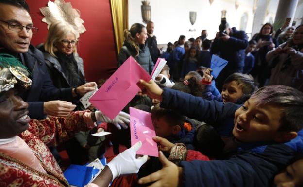 Los niños entregan sus cartas al Cartero Real.