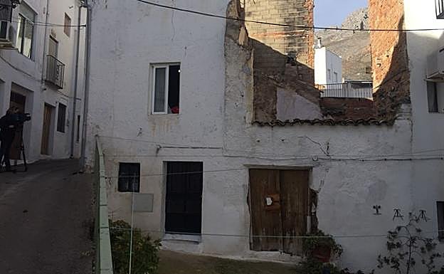 Ingresados en la UCI los dos temporeros intoxicados por inhalación de humo en Albanchez