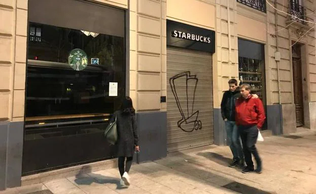 Una chica observa el cartel colgado en una de las ventanas en la tarde de este martes.