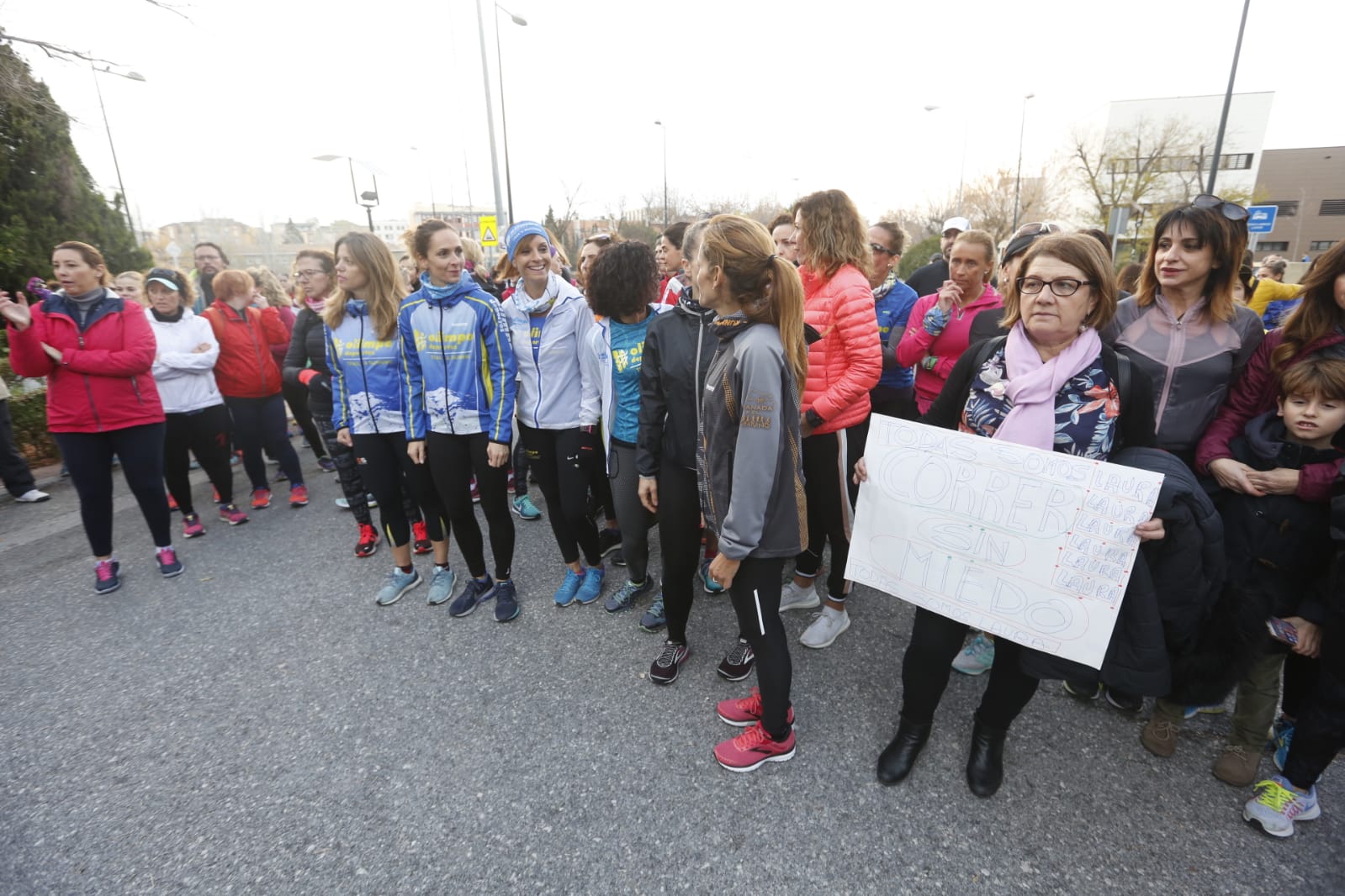 Un grupo de ochenta corredoras marcha por las principales calles de la ciudad para expresar que quieren practicar deporte con la garantía de que podrán volver a sus casas