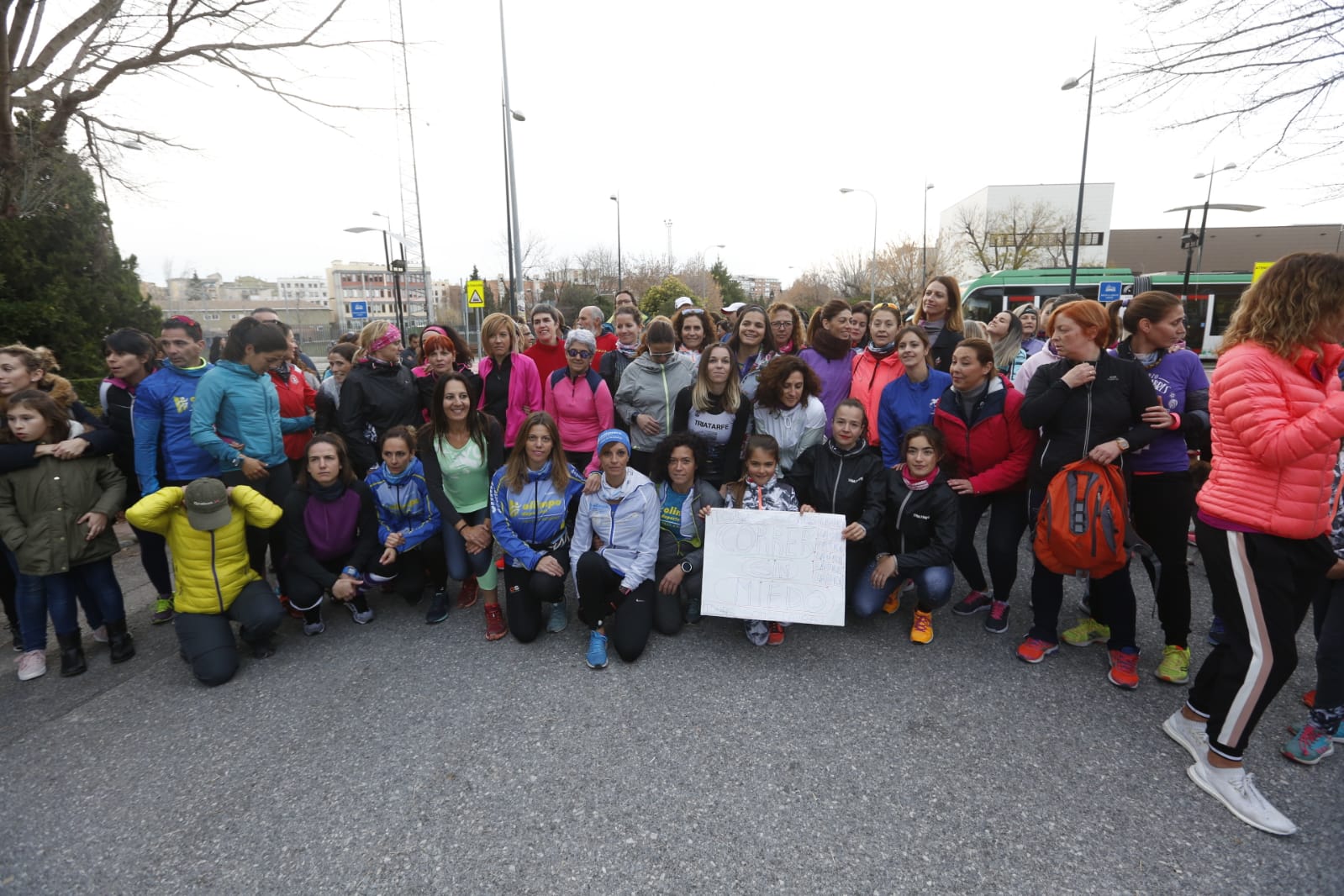 Un grupo de ochenta corredoras marcha por las principales calles de la ciudad para expresar que quieren practicar deporte con la garantía de que podrán volver a sus casas