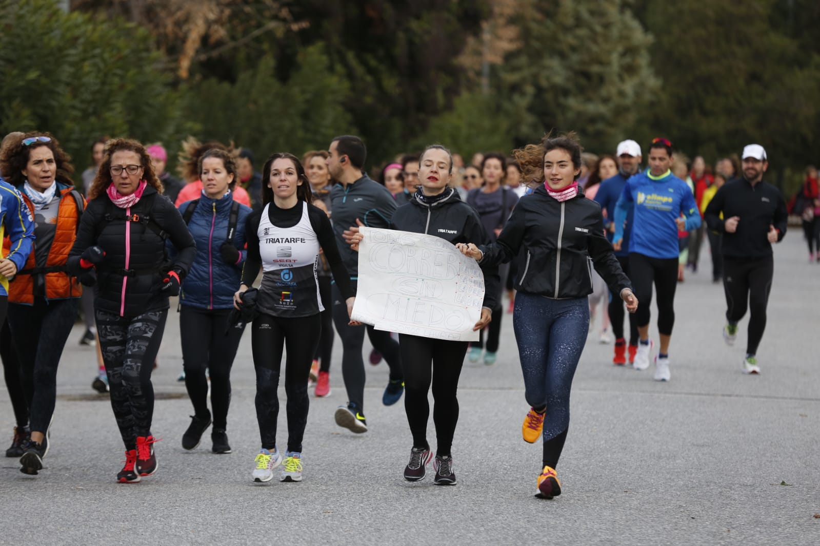 Un grupo de ochenta corredoras marcha por las principales calles de la ciudad para expresar que quieren practicar deporte con la garantía de que podrán volver a sus casas