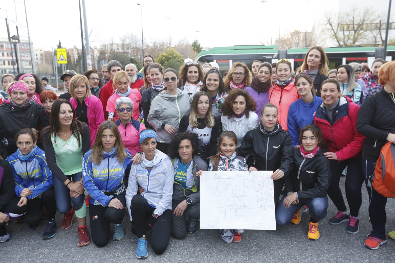 Un grupo de ochenta corredoras marcha por las principales calles de la ciudad para expresar que quieren practicar deporte con la garantía de que podrán volver a sus casas