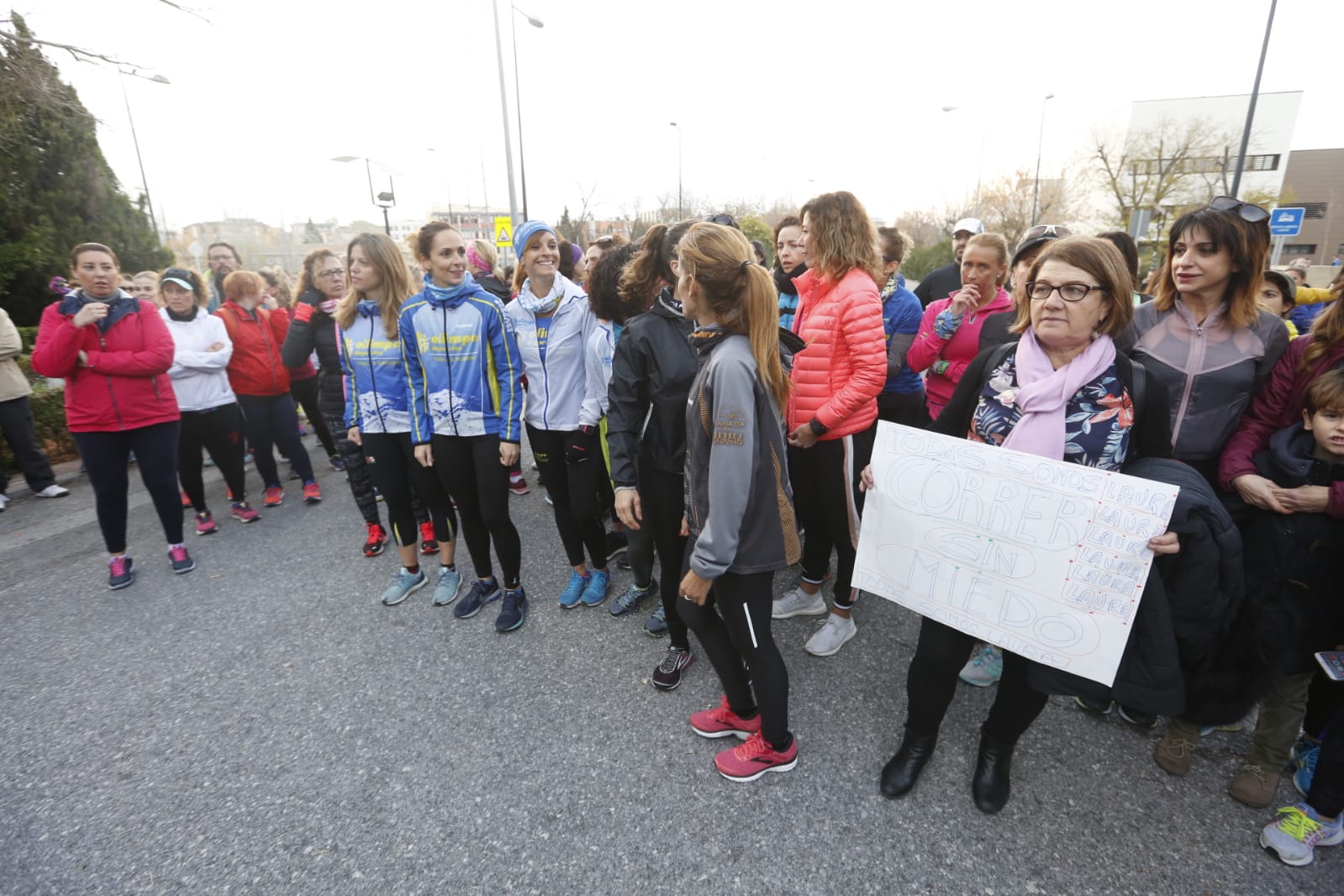 Un grupo de ochenta corredoras marcha por las principales calles de la ciudad para expresar que quieren practicar deporte con la garantía de que podrán volver a sus casas