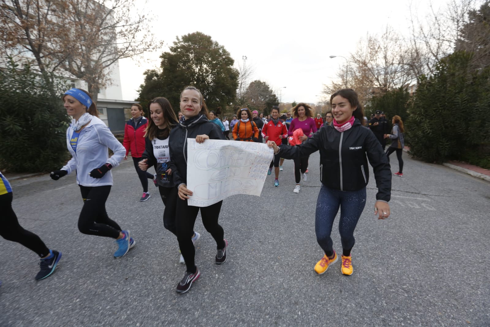 Un grupo de ochenta corredoras marcha por las principales calles de la ciudad para expresar que quieren practicar deporte con la garantía de que podrán volver a sus casas