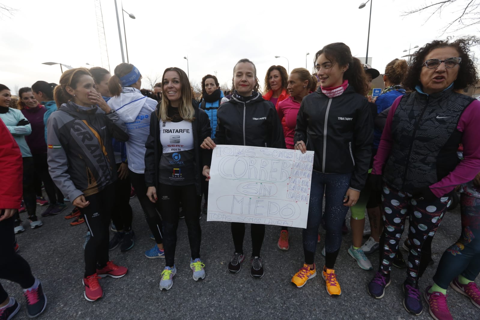 Un grupo de ochenta corredoras marcha por las principales calles de la ciudad para expresar que quieren practicar deporte con la garantía de que podrán volver a sus casas