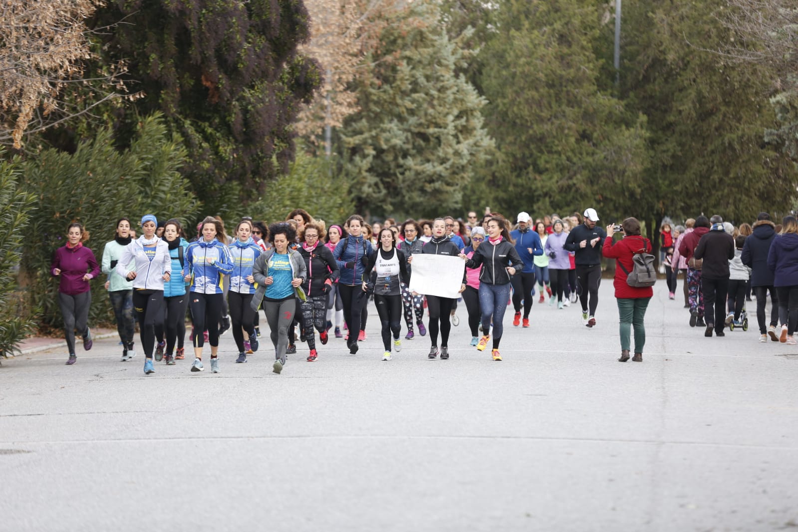 Un grupo de ochenta corredoras marcha por las principales calles de la ciudad para expresar que quieren practicar deporte con la garantía de que podrán volver a sus casas