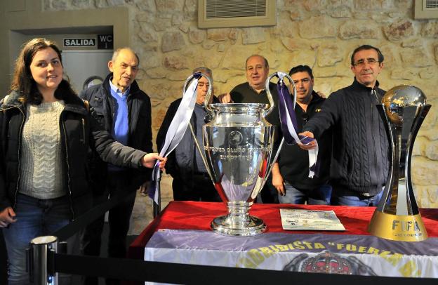 Visitantes de la exposición de los trofeos 'madridistas'. 