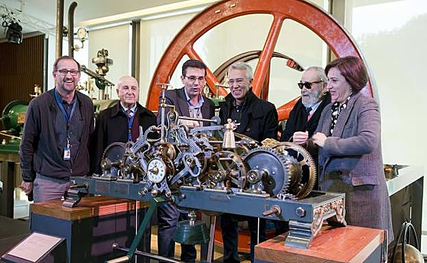 Restauradores y autoridades admiran el reloj restaurado. 