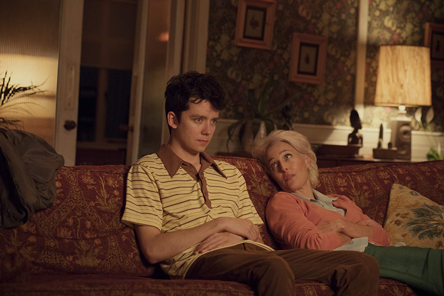 Gillian Anderson y Asa Butterfield en 'Sex Education' (2019).