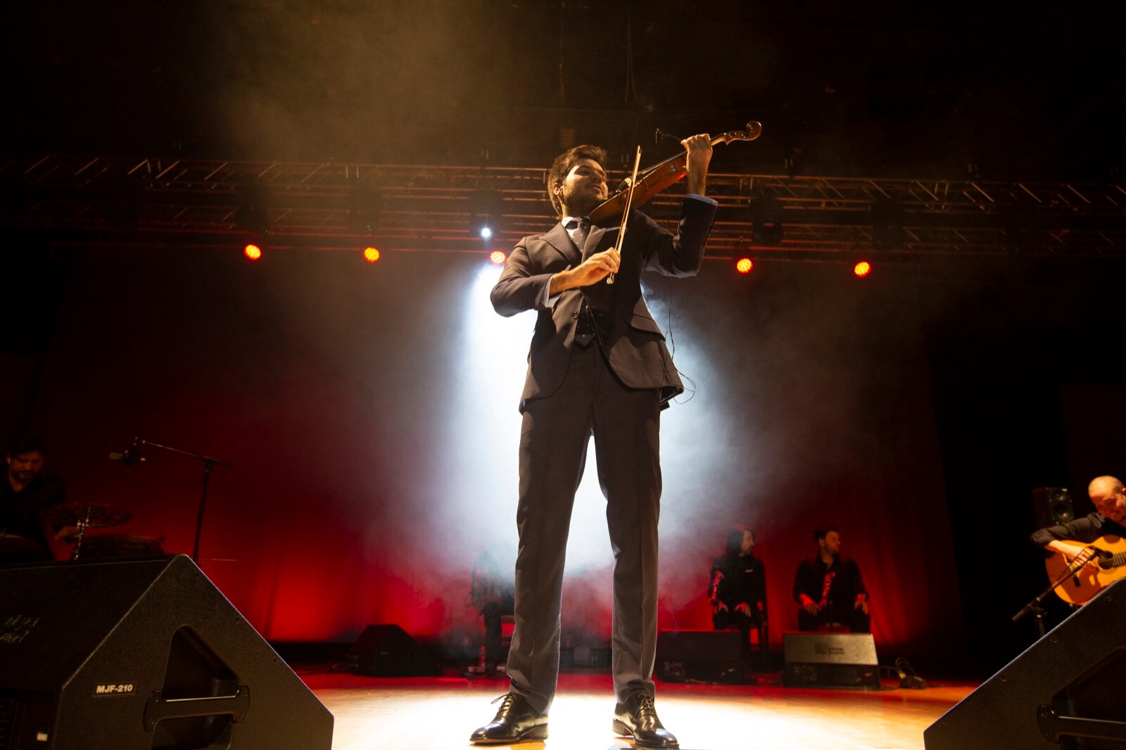 El violinista cordobés deleita a Granada con su espectáculo 'Alma del violín flamenco'