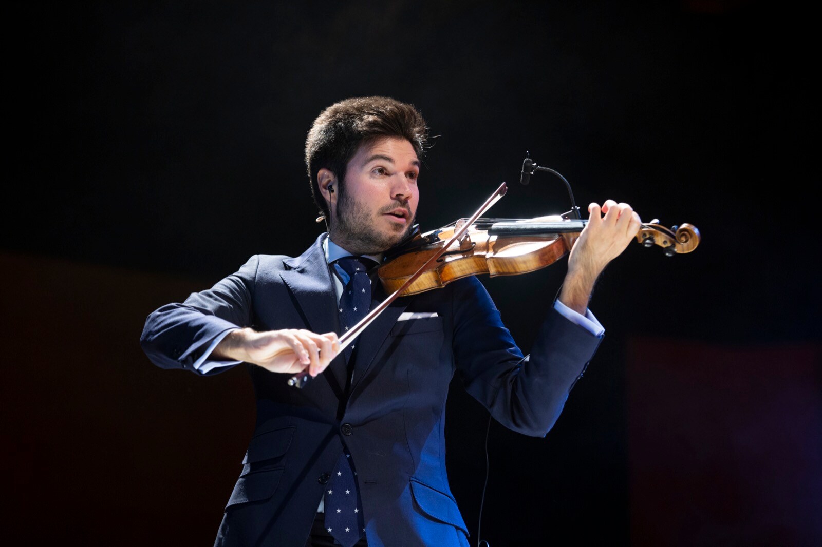 El violinista cordobés deleita a Granada con su espectáculo 'Alma del violín flamenco'