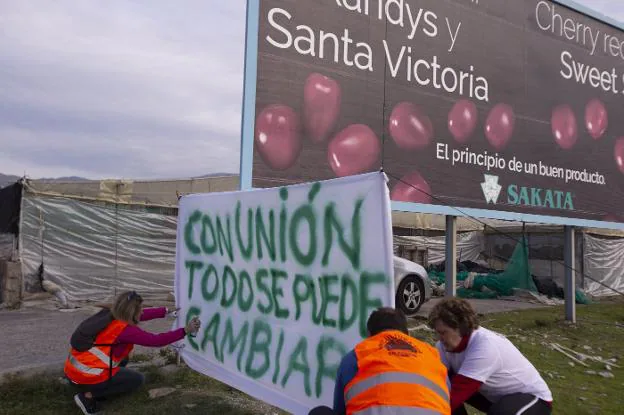 Colocaron una pancarta para reivindicar más unión en el sector.