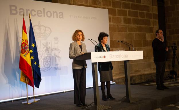 La ministra de Política Territorial y Función Pública, Meritxell Batet, y la minstra de Educación y portavoz del Gobierno, Isabel Celáa, en declaraciones a los medios tras la celebración del Consejo de Ministros en Barcelona.