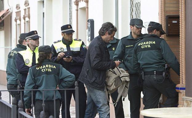 La Guardia Civil, a la puerta del lugar donde fueron encontrados los cuerpos de un hombre y su hija, en Almonte (Huelva), en 2013.