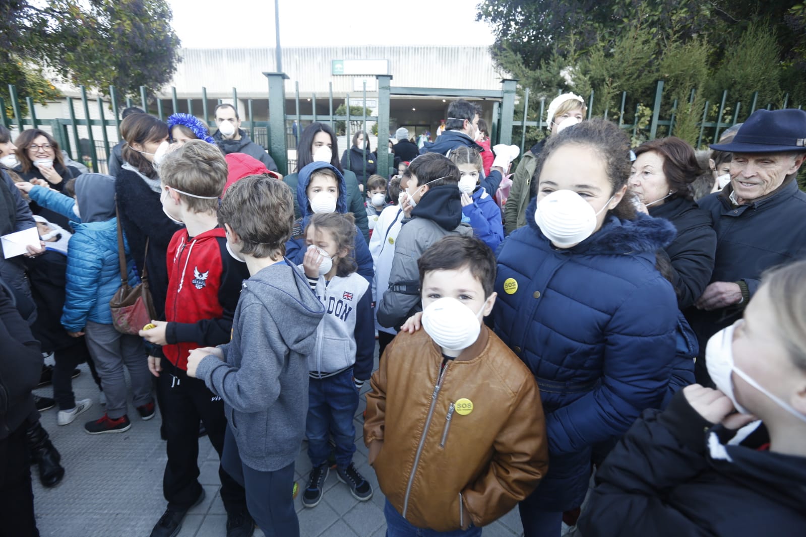 Madres, padres y alumnos del centro de Infantil y Primaria sufren cada mañana los 'malos humos' de la calle Rector Marín Ocete