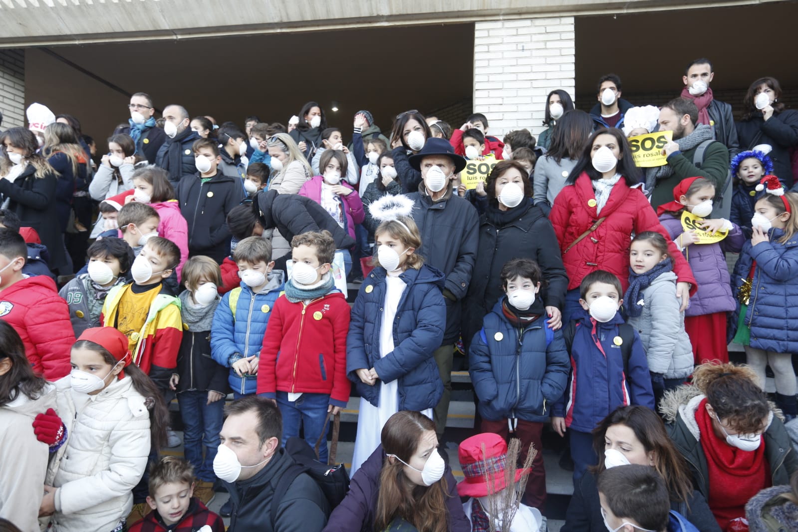 Madres, padres y alumnos del centro de Infantil y Primaria sufren cada mañana los 'malos humos' de la calle Rector Marín Ocete