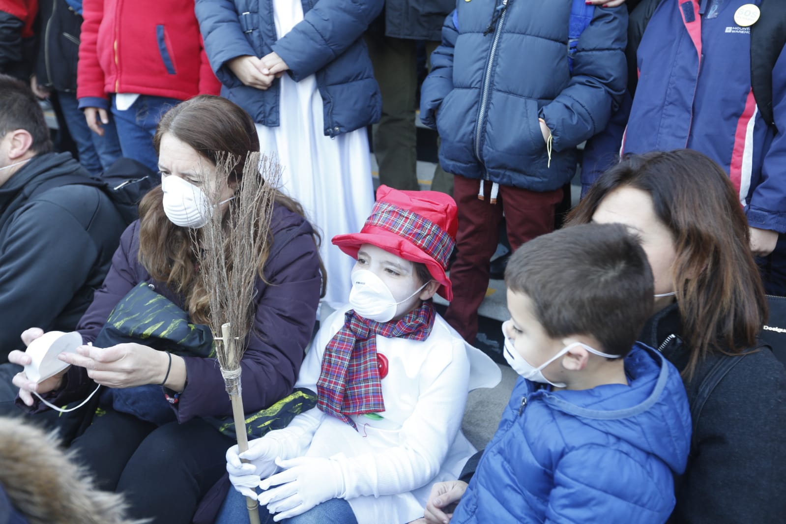 Madres, padres y alumnos del centro de Infantil y Primaria sufren cada mañana los 'malos humos' de la calle Rector Marín Ocete