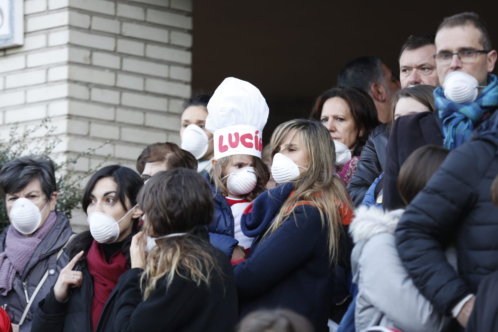 Madres, padres y alumnos del centro de Infantil y Primaria sufren cada mañana los 'malos humos' de la calle Rector Marín Ocete
