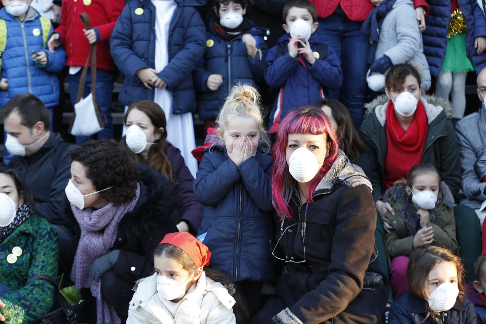 Madres, padres y alumnos del centro de Infantil y Primaria sufren cada mañana los 'malos humos' de la calle Rector Marín Ocete