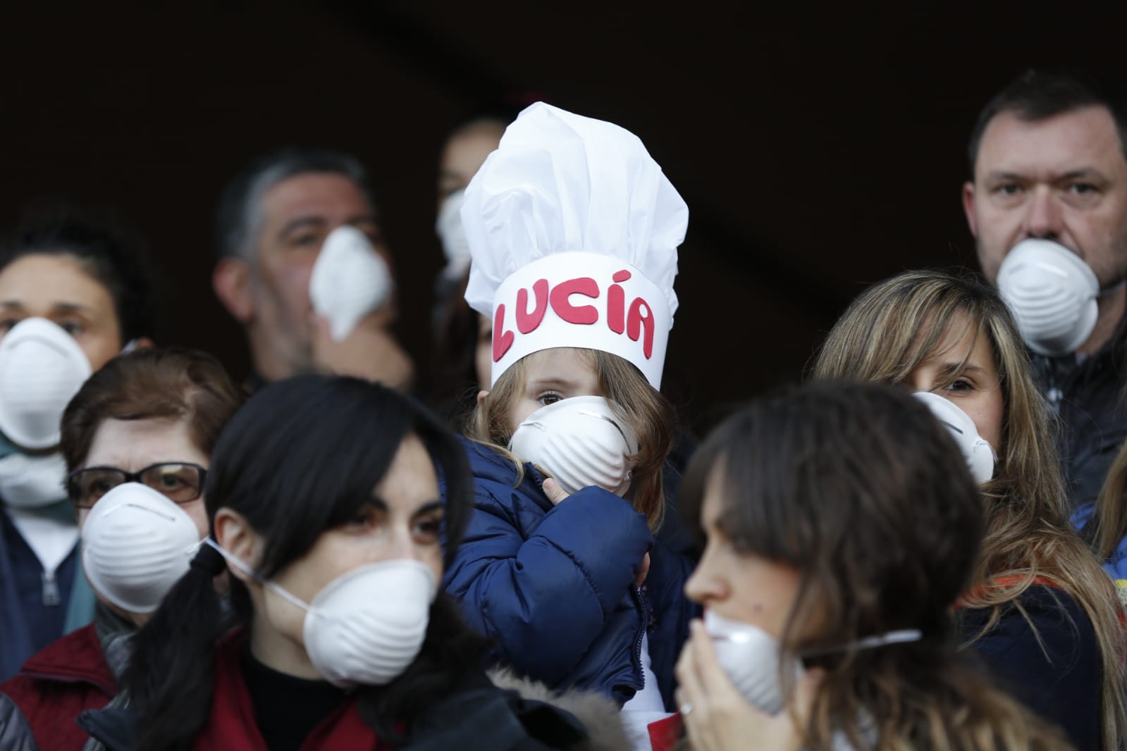 Madres, padres y alumnos del centro de Infantil y Primaria sufren cada mañana los 'malos humos' de la calle Rector Marín Ocete