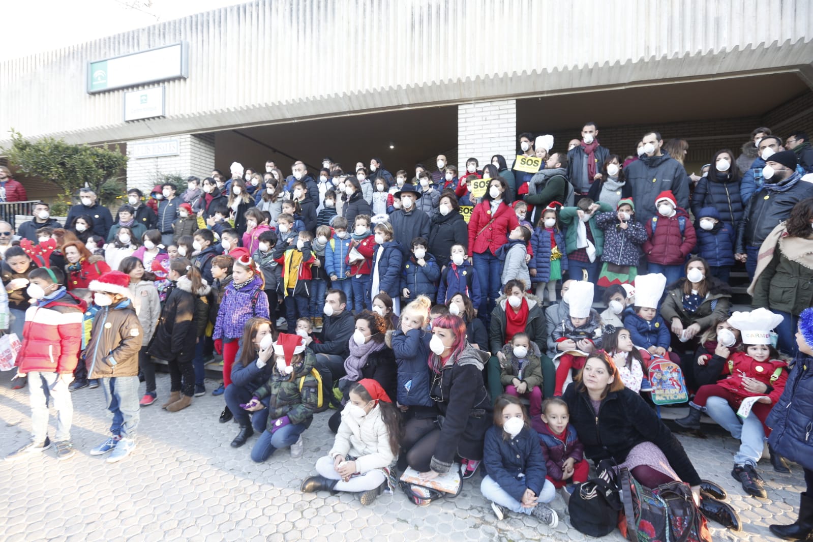 Madres, padres y alumnos del centro de Infantil y Primaria sufren cada mañana los 'malos humos' de la calle Rector Marín Ocete