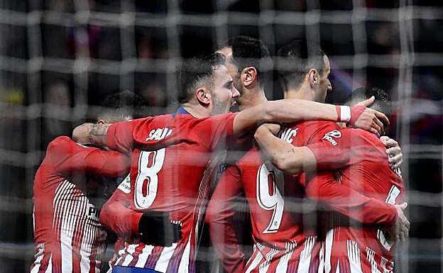 Los jugadores del Atlético celebran el gol de Griezmann. 