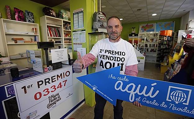 Javier Ariza, en su establecimiento del Zaidín.