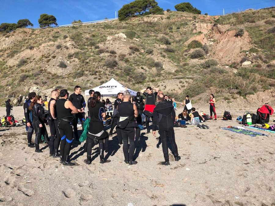 Voluntarios retiran casi 200 kilos de plásticos de una pradera de Posidonia en la Costa Tropical