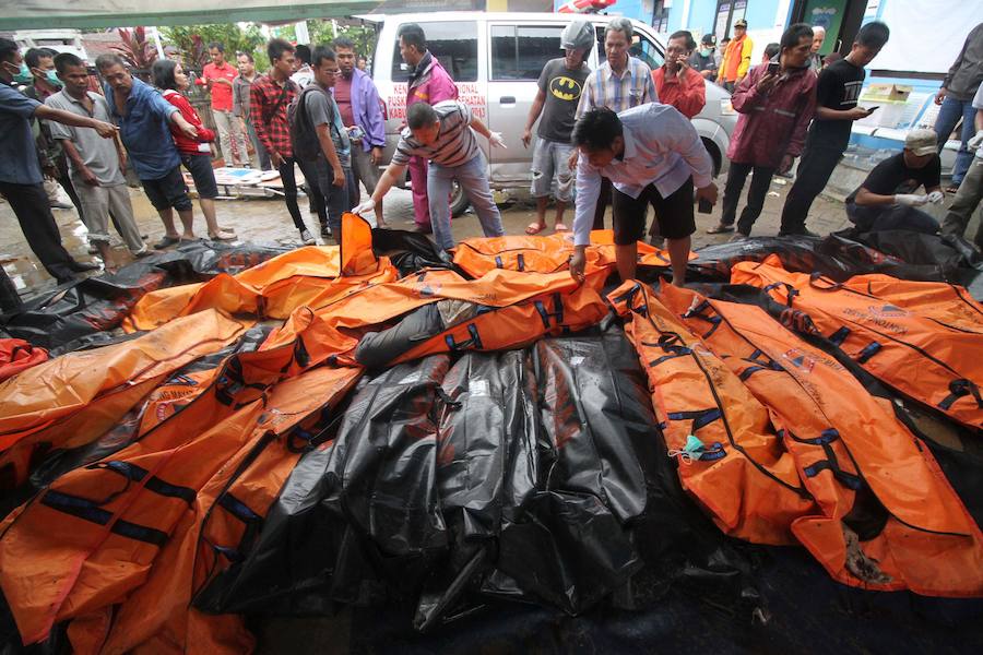 La erupción del volcán Anak Krakatau (uno de los hijos del poderoso volcán Krakatoa) provocó un seísmo submarino, que no fue detectado por las alarmas del país asiático, lo que ha causado una auténtica catástrofe.